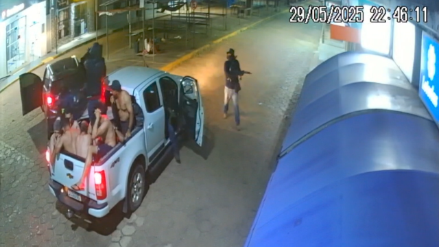 Bandidos fazem reféns e assaltam  agência do Bradesco em Carolina-MA