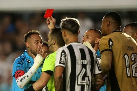 Neymar faz gol de mão e é expulso em derrota do Santos para o Botafogo 