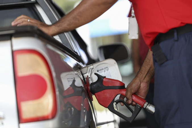 Petrobras reduz preço da gasolina em 5,6% nas refinarias a partir da terça (3)