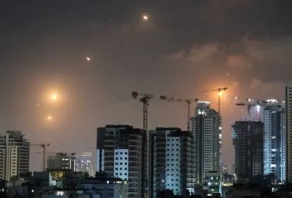 Irã lança ataque com mísseis contra Israel após ofensiva em Teerã
