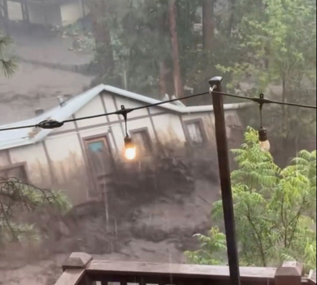 EUA: Vídeo mostra casa sendo arrastada pela correnteza no Novo México durante temporal que matou três