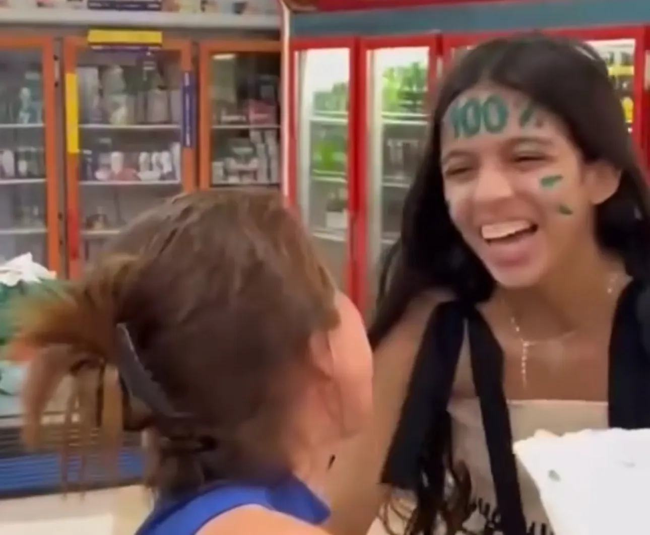 Filha de operadora de caixa consegue bolsa de 100% em faculdade e emociona a mãe com surpresa