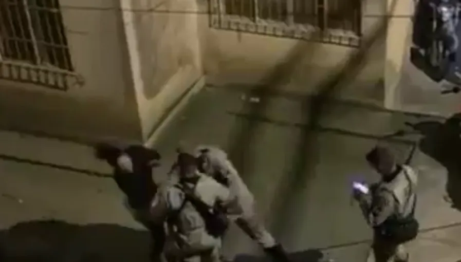 Vídeo: policial valentão é flagrado agredindo mulher com tapa no rosto na Bahia