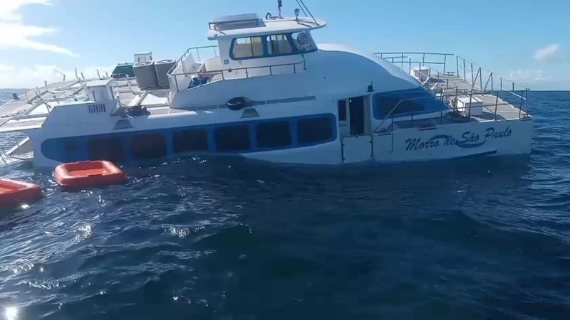 Colisão entre catamarã e barco pesqueiro deixa passageiros à deriva na Bahia