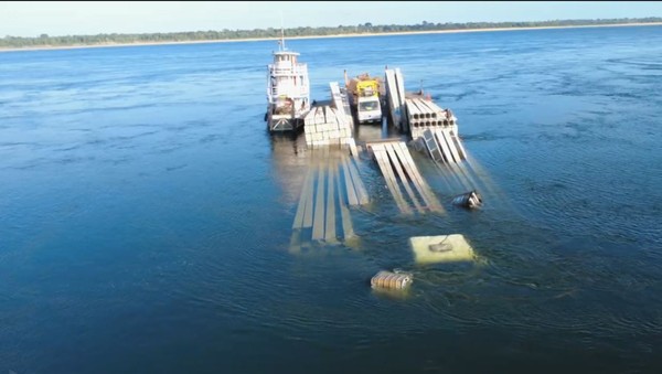 Balsa carregada com postes e caminhão afunda no Pará; veja o vídeo