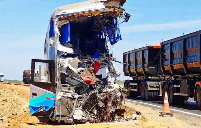 Acidente entre ônibus e carreta deixa 11 mortos no Mato Grosso