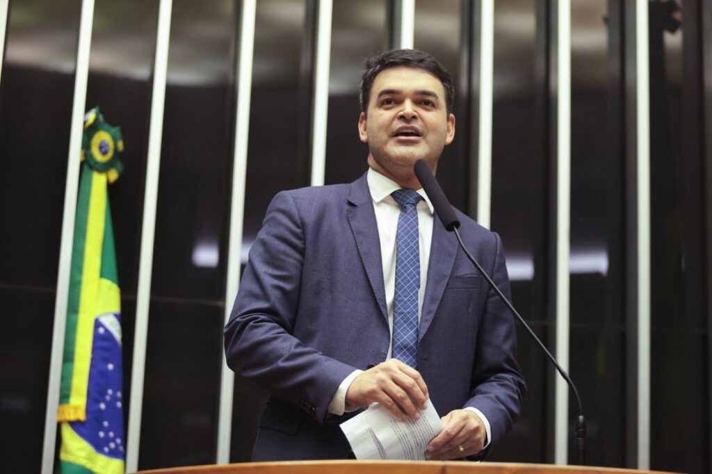 Projeto do deputado Rubens Pereira Júnior combate uso de inteligência artificial na exploração infantil