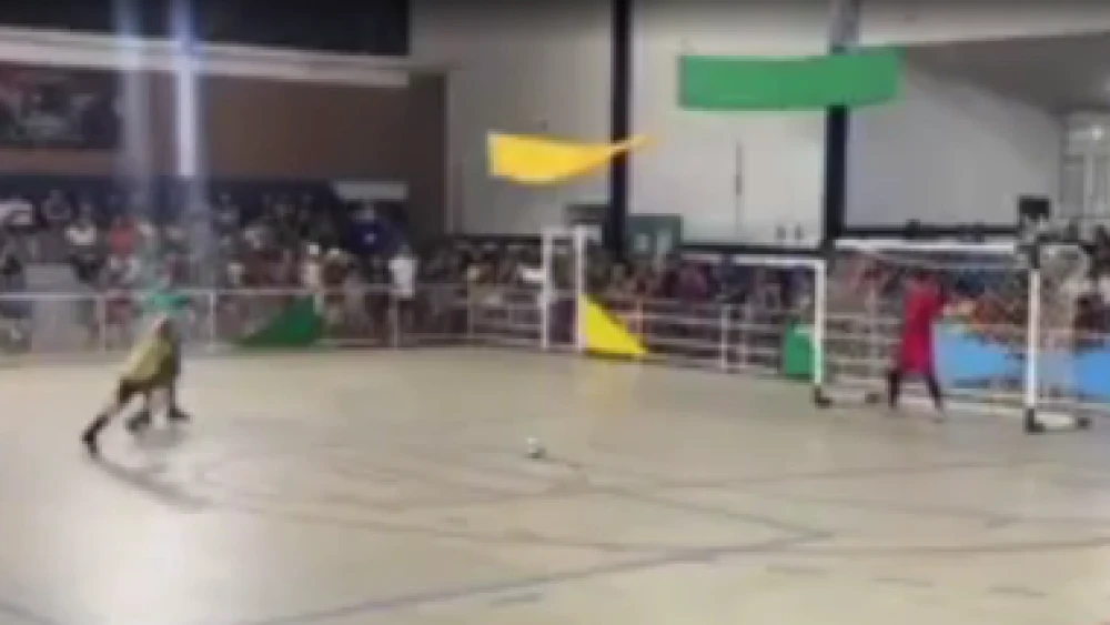 Goleiro brasileiro morre após defender pênalti em torneio de futsal