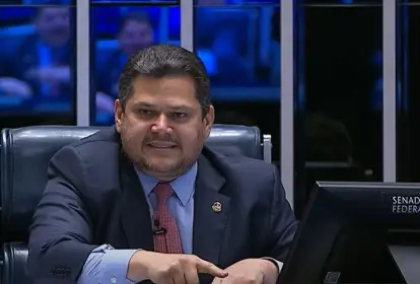 Alcolumbre rebate críticas e dispara contra Eduardo Bolsonaro em sessão no Senado