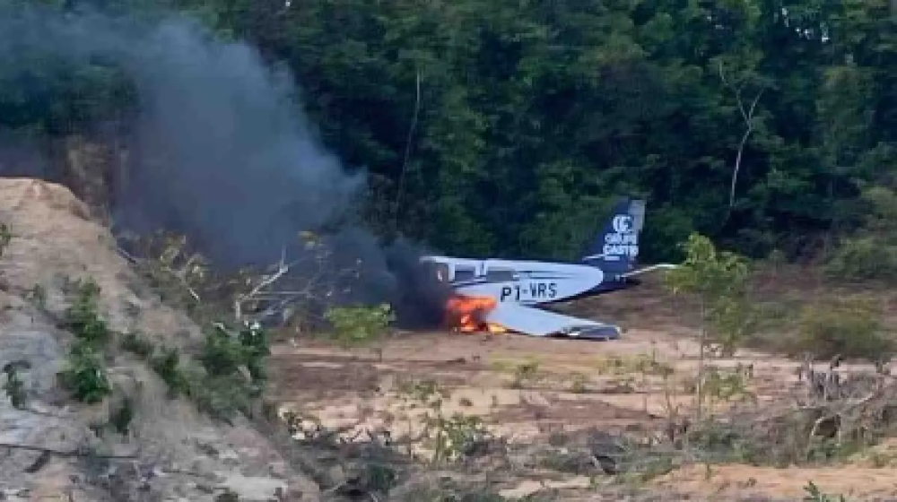 Avião cai e pega fogo próximo a São Luís; vereador estava entre os ocupantes