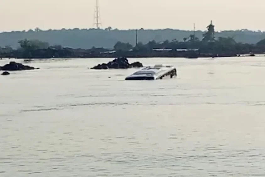 Ônibus de turismo cai no Rio Tocantins ao entrar em balsa; motorista morre afogado