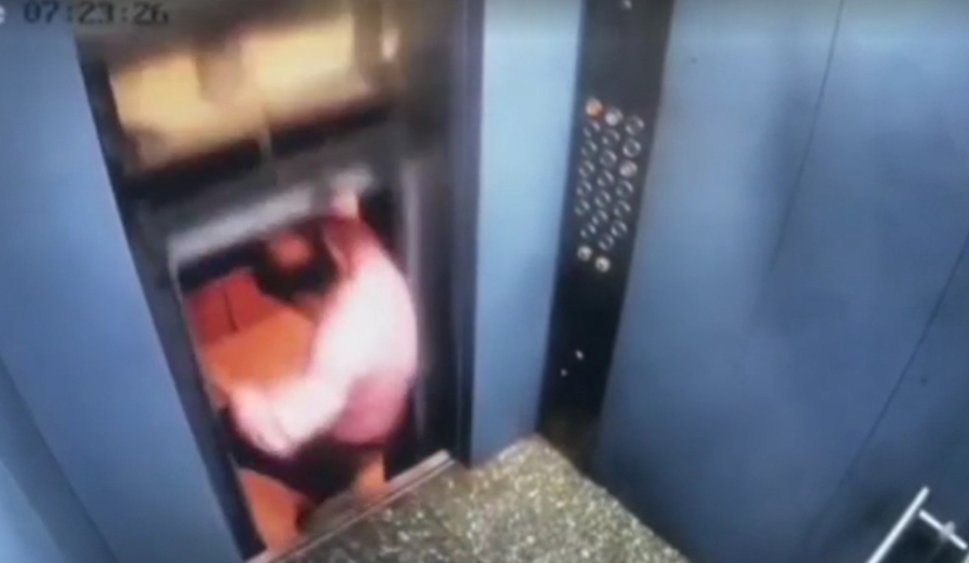 Homem escapa de ser esmagado por elevador que se move com porta aberta na Índia