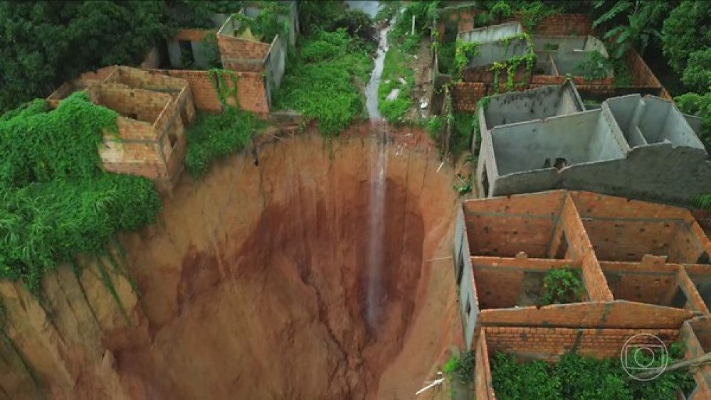 Voçorocas avançam e ameaçam casas de moradores em Buriticupu, no Maranhão