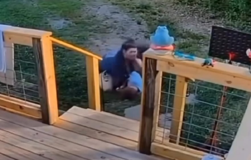 Mãe usa o próprio corpo para proteger o filho de ataque de cachorro; veja o vídeo