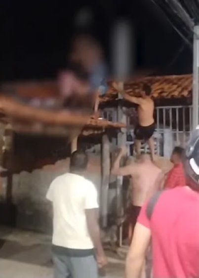 Suspeito de tentativa de roubo é agredido em cima de telhado no Maranhão