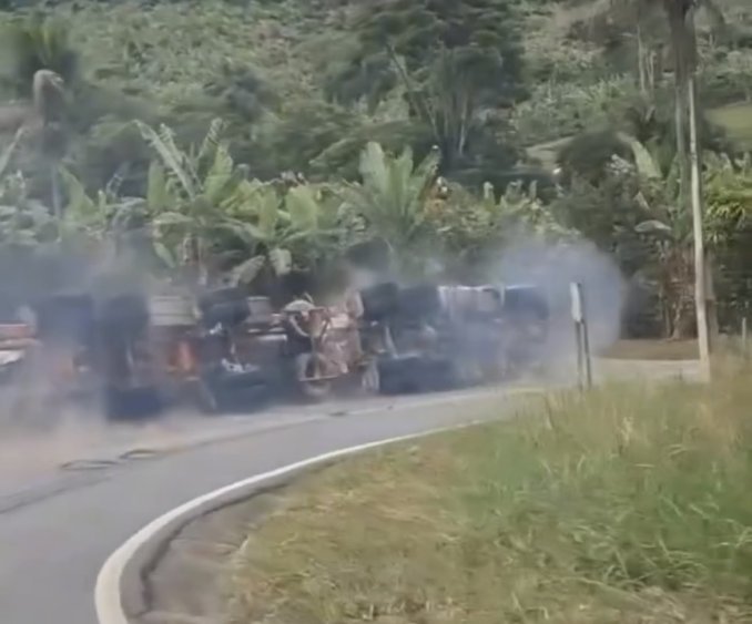 Caminhão-tanque tomba, pega fogo e interdita rodovia após motorista perder controle em curva