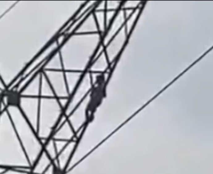 Menino de 5 anos sobe no topo de torre e mobiliza resgate em Rondônia