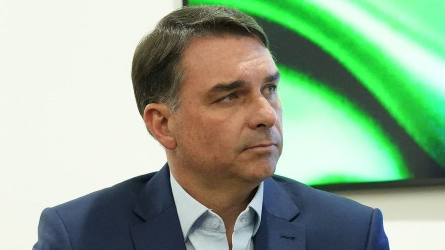 Flávio ensaia temas como Nossa Senhora e Vorcaro para debate na Globo
